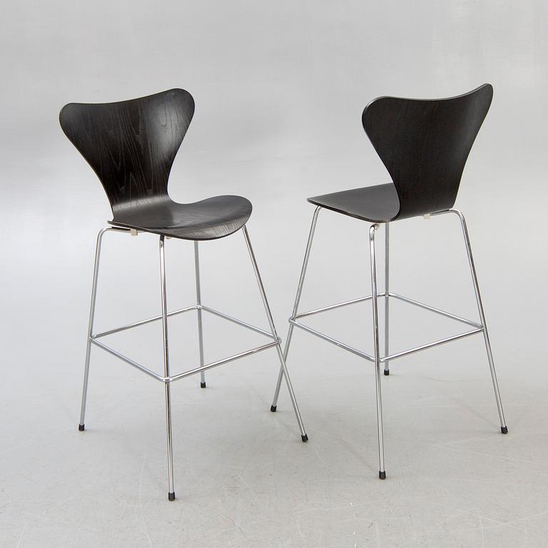 Arne Jacobsen, barstolar, ett par, "Sjuan", Fritz Hansen, 2000-tal.