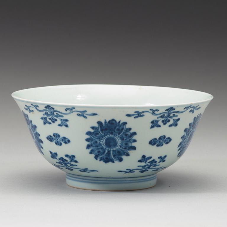 A blue and white lotus bowl, Qing dynasty with Qianlong seal mark (1644-1912).