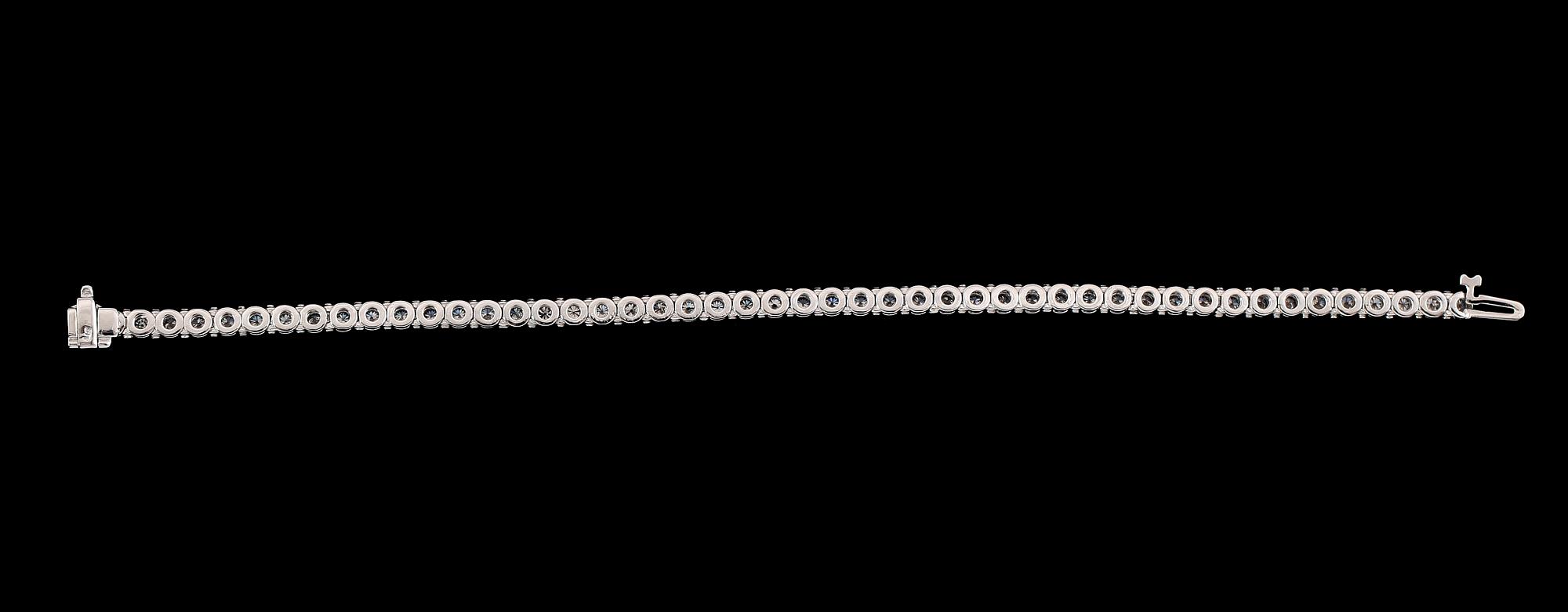 ARMBAND, 14 k vitguld, Rivière, 49 briljantslipade diamanter tot ca 2.80 ct.