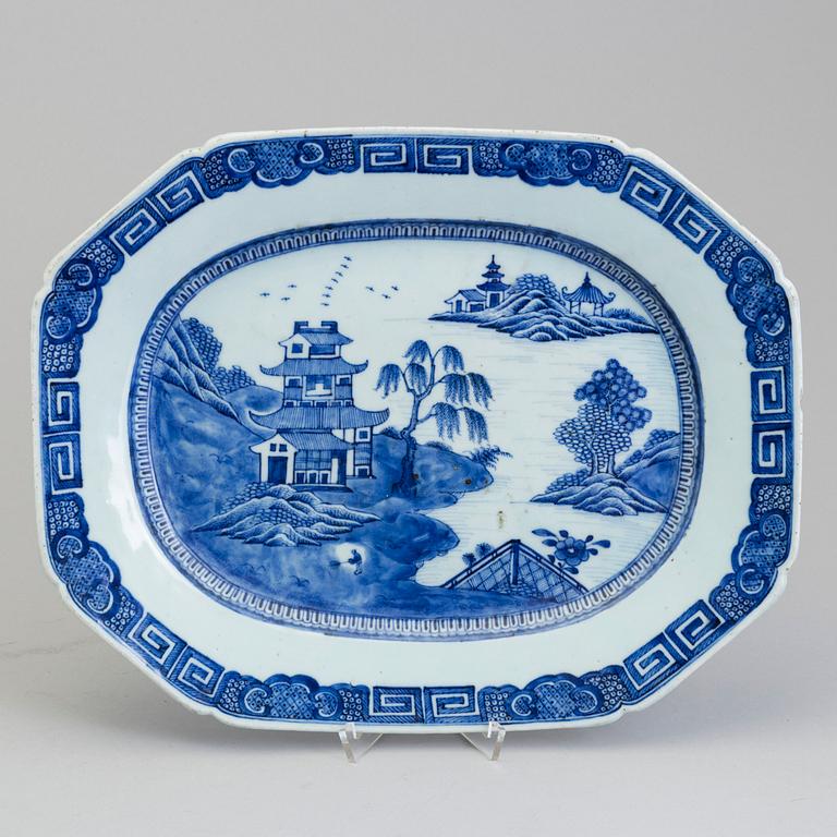 A Chinese blue and white export porcelain platter, Qing dynasty, Qianlong (1736-95).