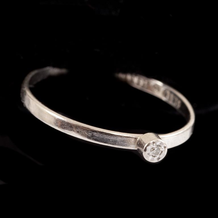 RINGAR, 2 st, 18k vitguld med diamanter tot ca 0,18 ct. vikt tot ca 3 g.