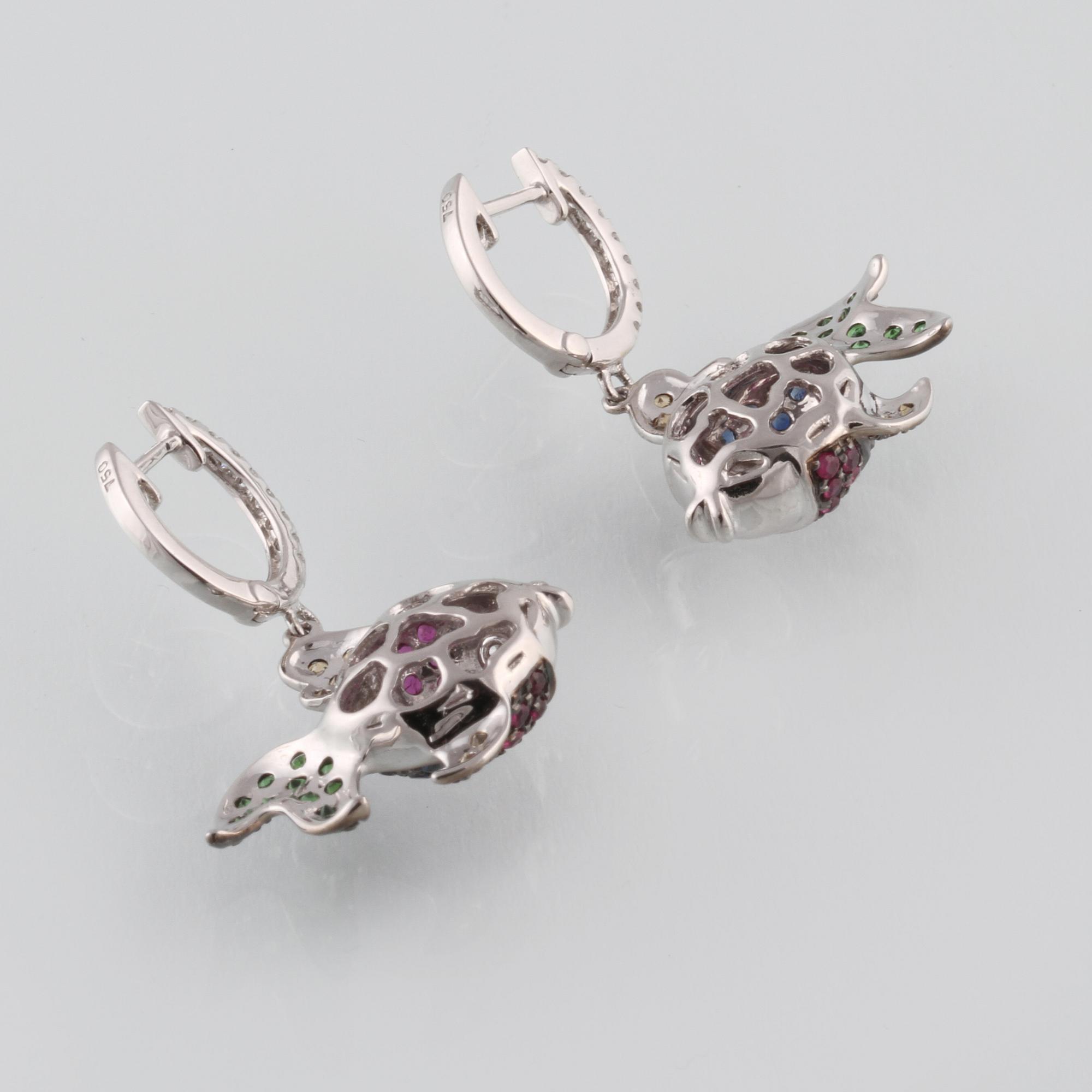 ÖRHÄNGEN, 18K vitguld med bl a briljantslipade diamanter ca 0.15 ct samt rubiner, safirer och demantoider. Vikt 6,0 g.