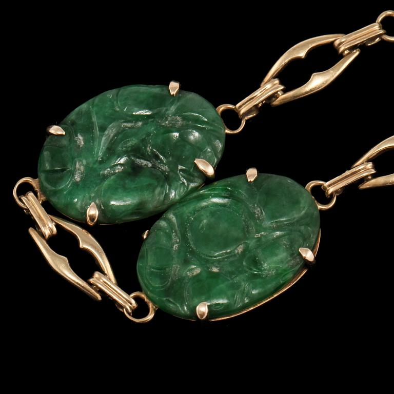 ARMBAND, 14k guld med skuren nefrit, omkring 1900-talets mitt. Vikt 7 g.