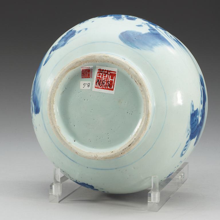 A blue and white deep bowl, Ming dynastin, Chongzhen omkring 1630-1640.