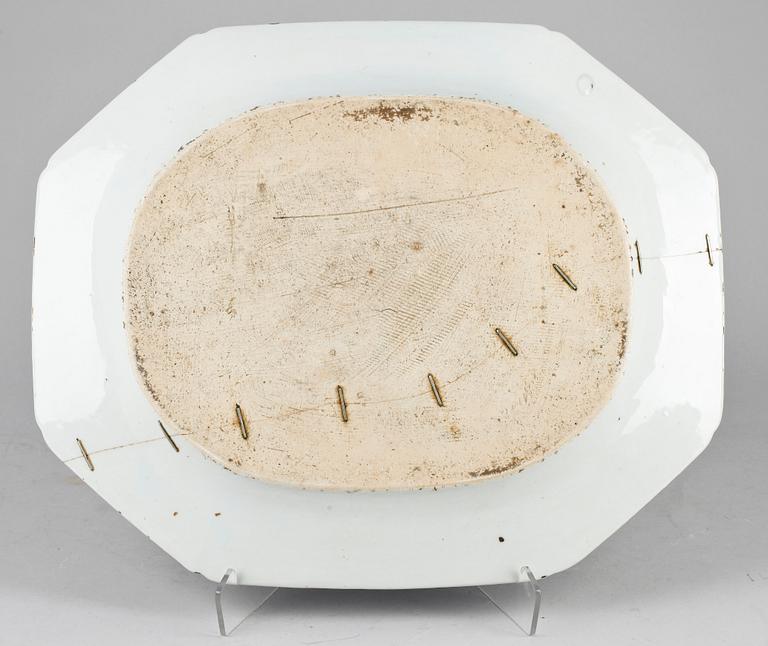 STEKFAT samt KAROTT MED LOCK, porslin, Kina, 1700-tal.