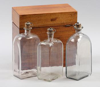 SCHATULL MED 3 FLASKOR, mahogny och glas.