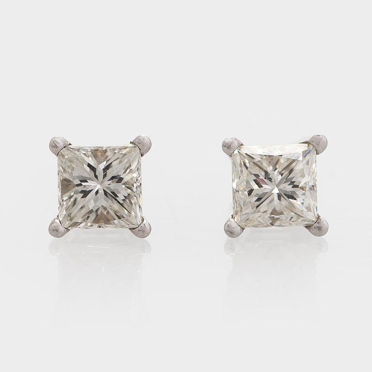 Korvakorut, prinsessihiotut timantit yhteensä noin 1,00 ct, 14K valkokultaa.