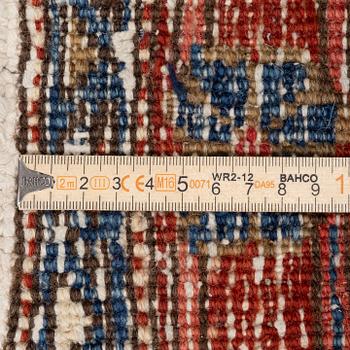 A runner carpet, 435 x 108 cm.