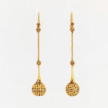 Ett par örhängen, guld.