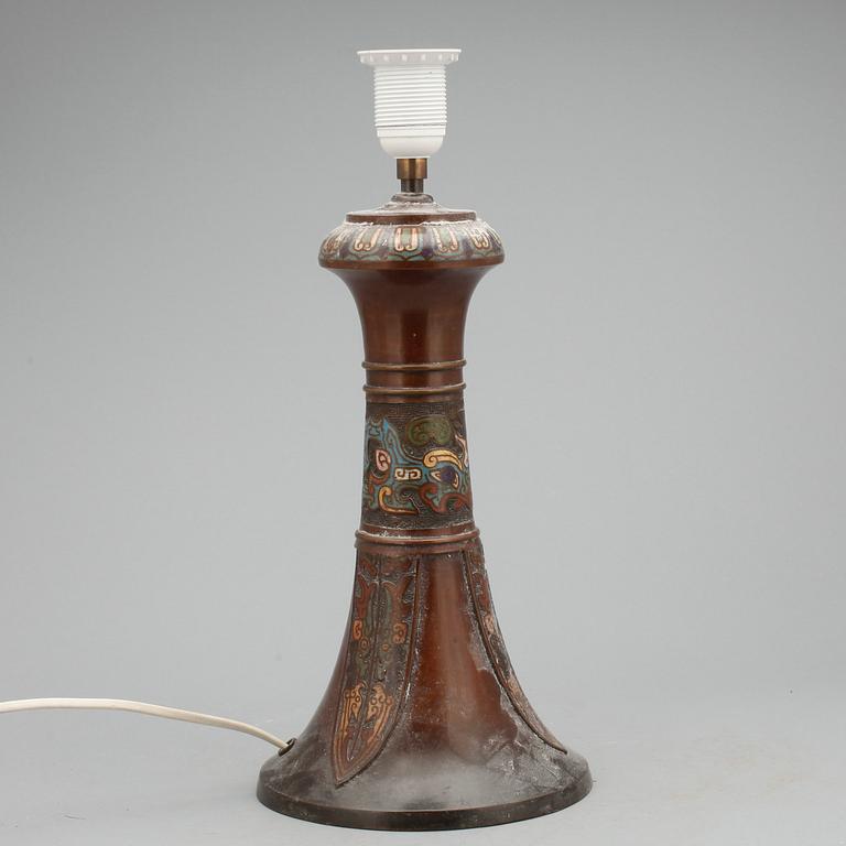 BORDSLAMPA. Cloisonné, brons. Kina, 1900-tal.