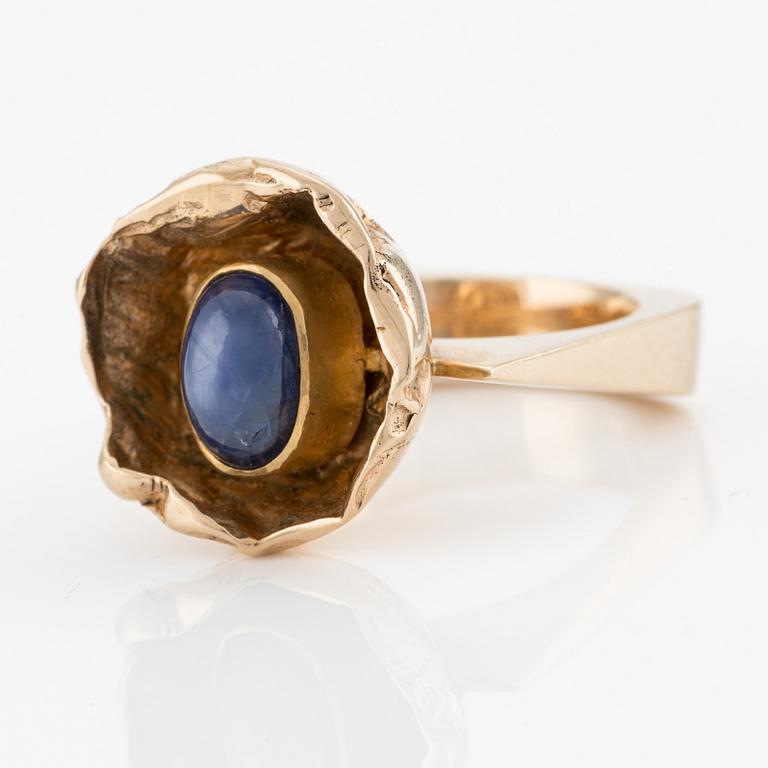 Ring in 14K gold with a cabochon-cut sapphire.
