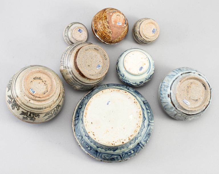 PARTI FÖREMÅL, åtta stycken, keramik. Sydostasien, troligen 1400-1600-tal.