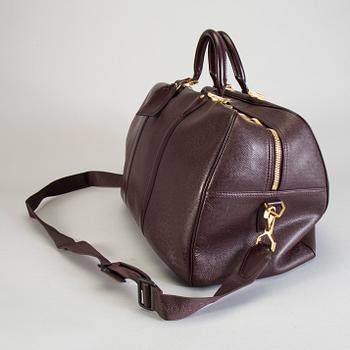 A Louis Vuitton "Kendall Taiga" weekendbag.