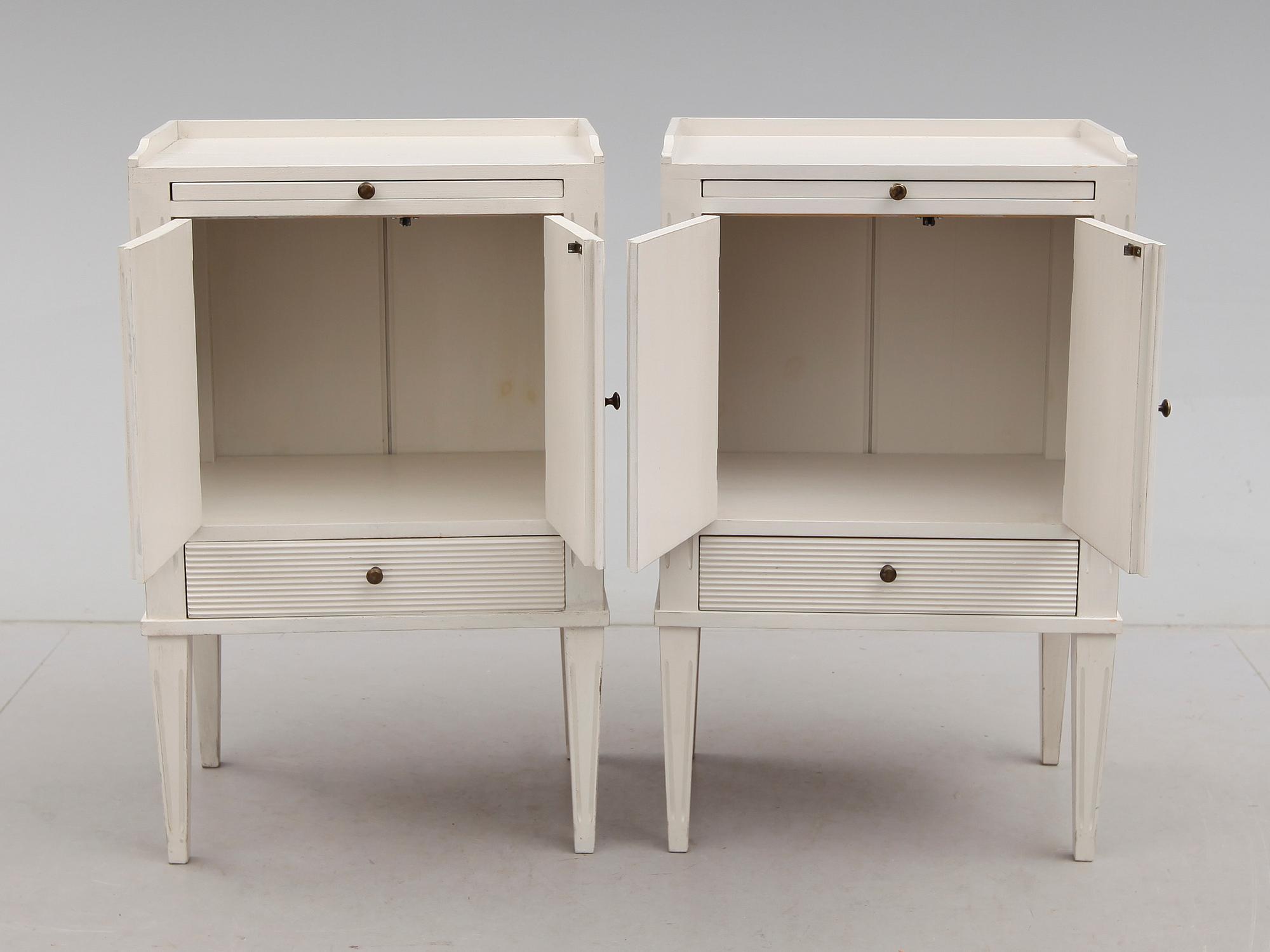 SÄNGBORD, 1 par, gustaviansk stil, 1900-talets andra hälft.