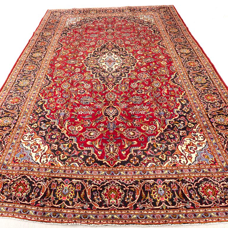 An old Kashan carpet approx 388x270 cm.