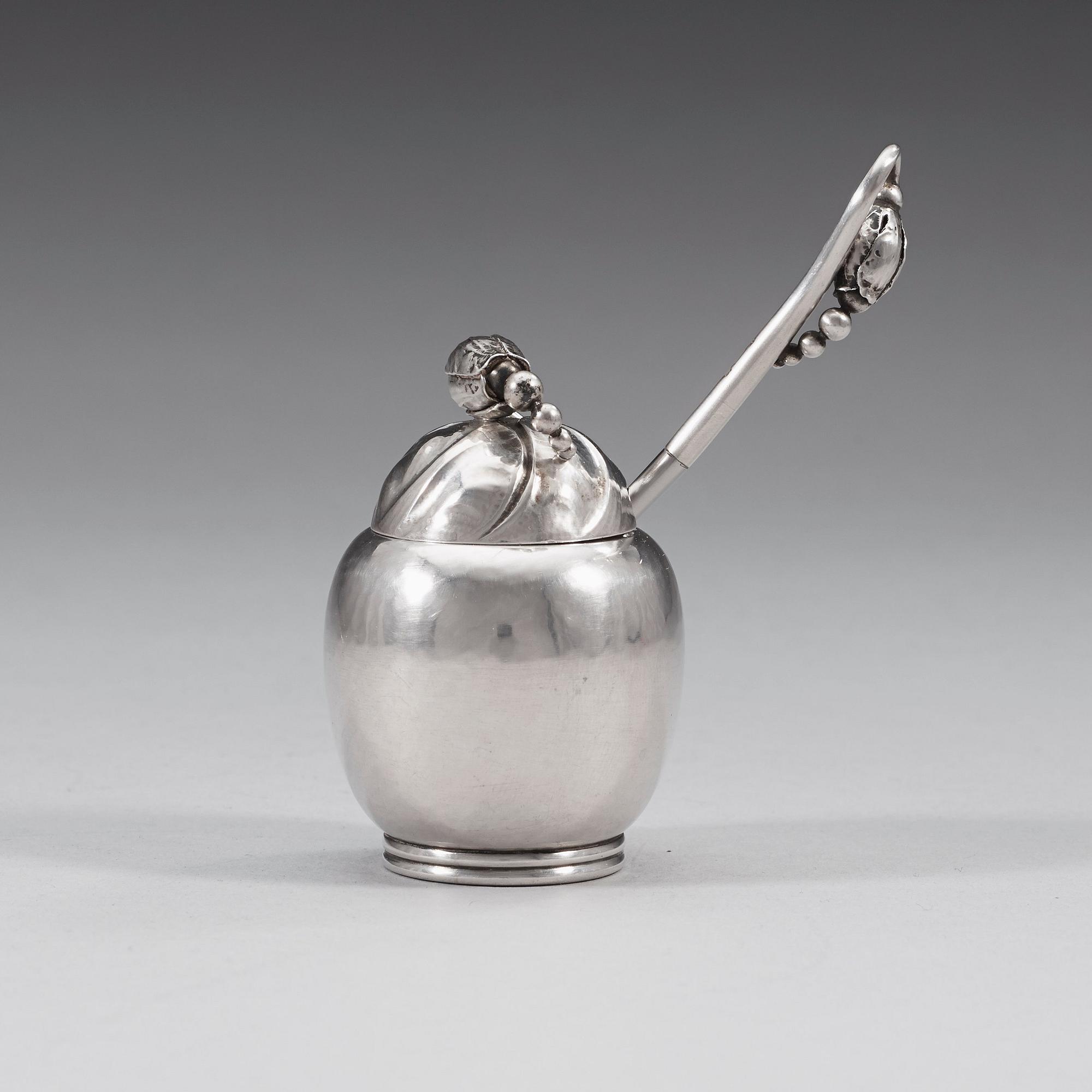 GEORG JENSEN, senapskar med sked "Magnolia/Blossom", Köpenhamn 1933-44, sterling.