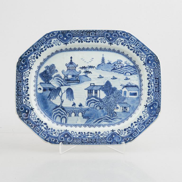 A set of eight Chinese export porcelain plates and two chargers, Qing dynasty, Qianlong (1736-95).