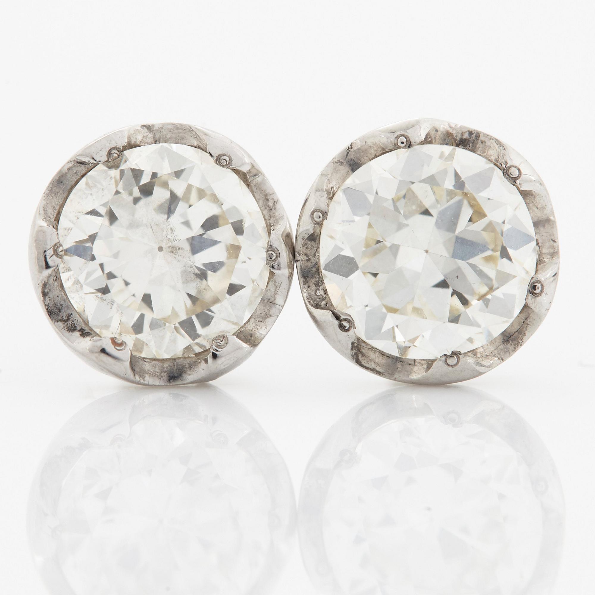 Ett par örhängen 18K vitguld med runda briljantslipade diamanter.