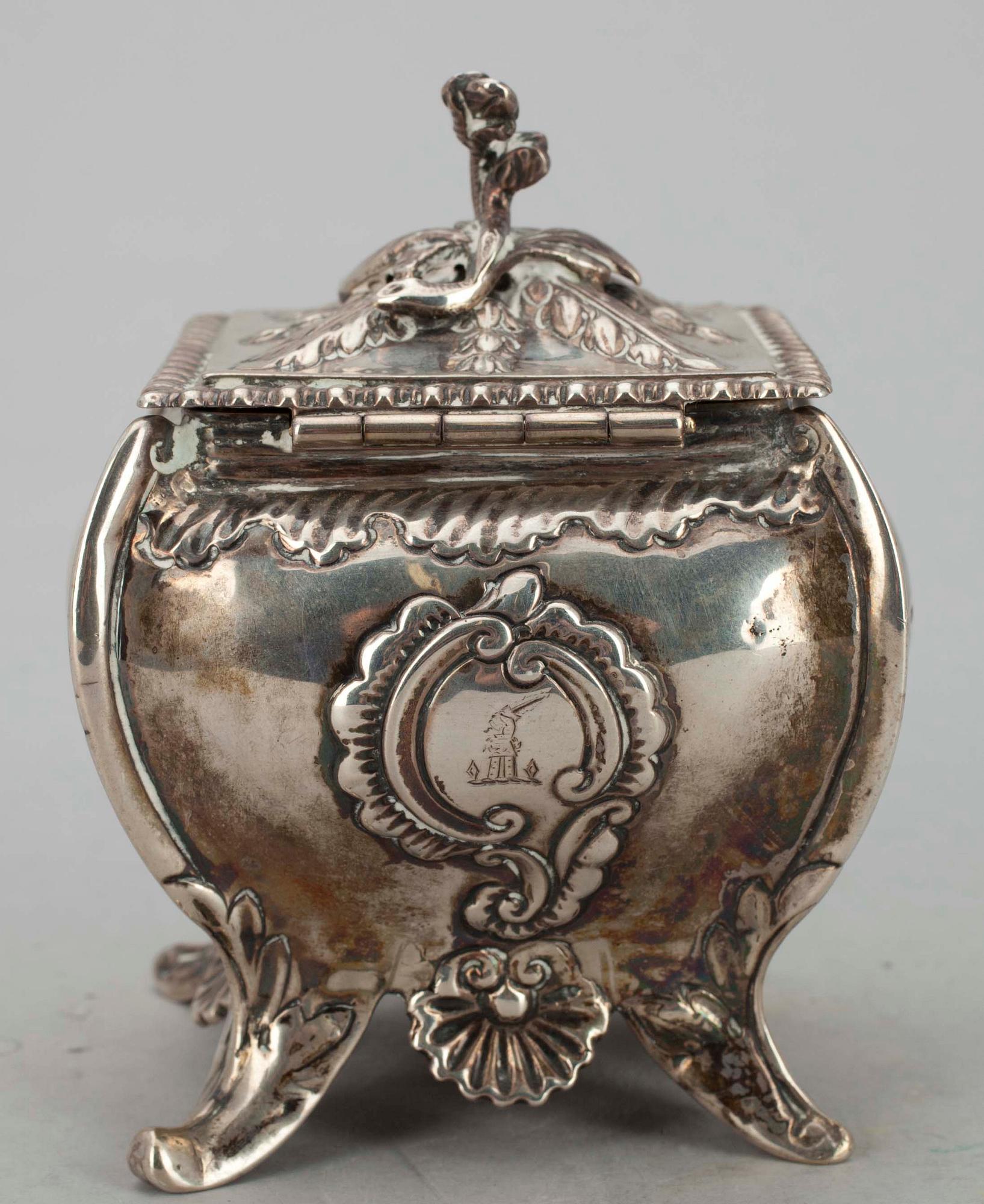 SOCKERSKÅL, silver, London, 1891 samt SENAPSKANNA, silver, London, 1884. Tot vikt 454 gr.