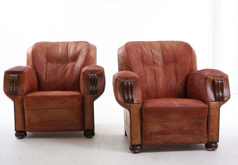 CLUBFÅTÖLJER, ett par, 1900-tal.