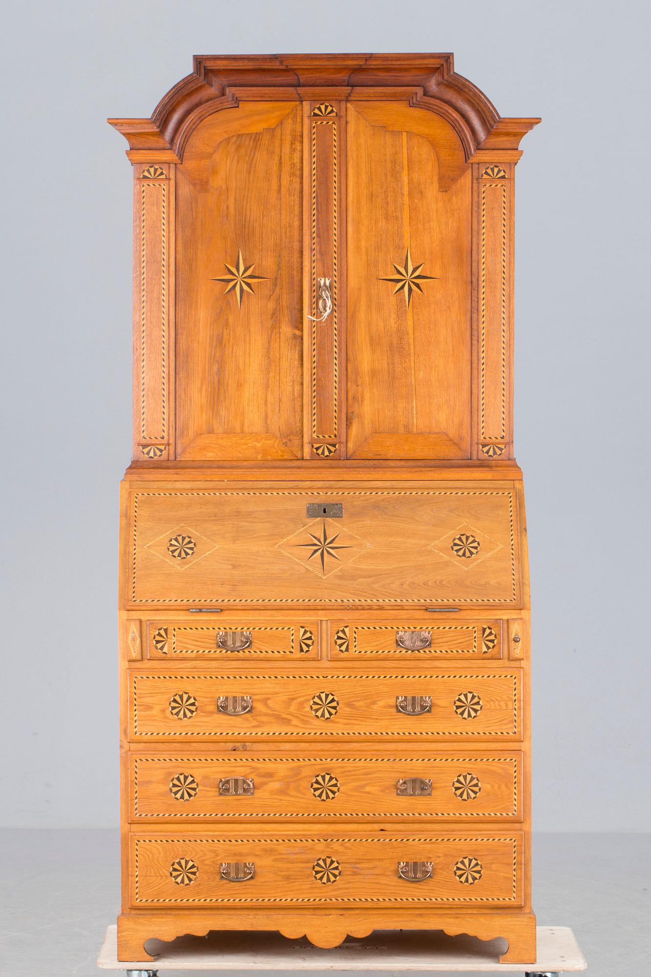 SKRIVSKÅP, barock/barockstil, bär årtal 1727 samt 1921.