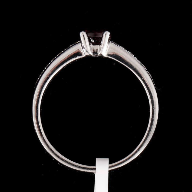 RING, 14k vitguld med turmalin 0,62ct och diamanter tot 0,12ct. Vikt ca 3,82 gram.