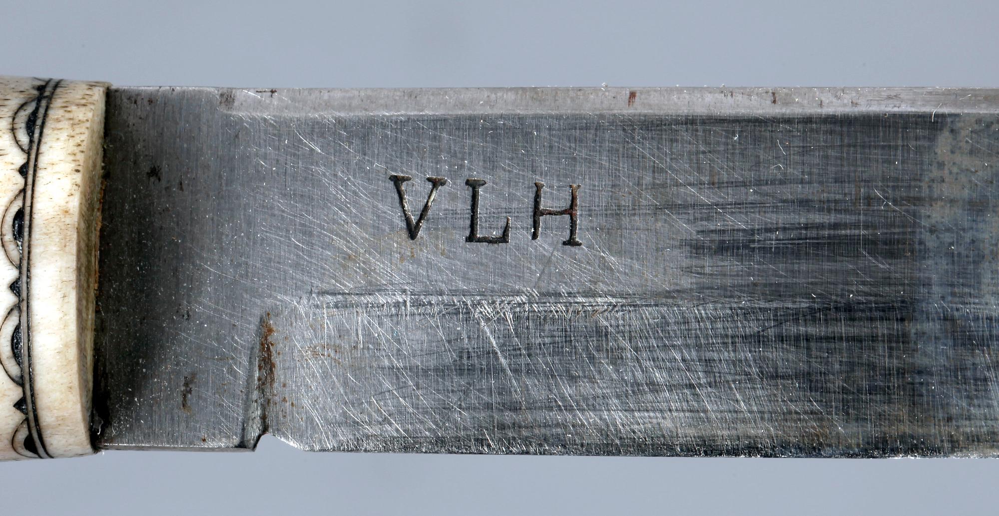 KÄPP SAMT KNIV, horn , trä, samearbeten. En sign VLH. Troligen 1900-talets första hälft.