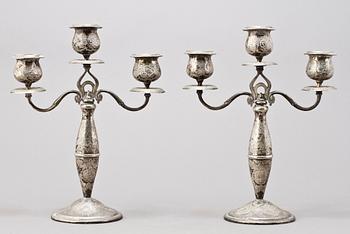 KANDELABRAR, ett par, silver, orientaliska, 1900-talets första hälft. Tot. v. ca 1515 g.