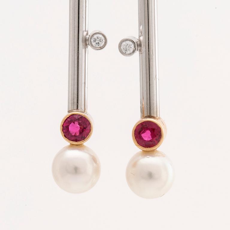 ÖRHÄNGEN 18K vitguld m 2 rubiner 0,96 ct 2 briljanter 0,06 ct TW VS, 2 odlade pärlor, Liljeroths Juvelform Malmö 2009.