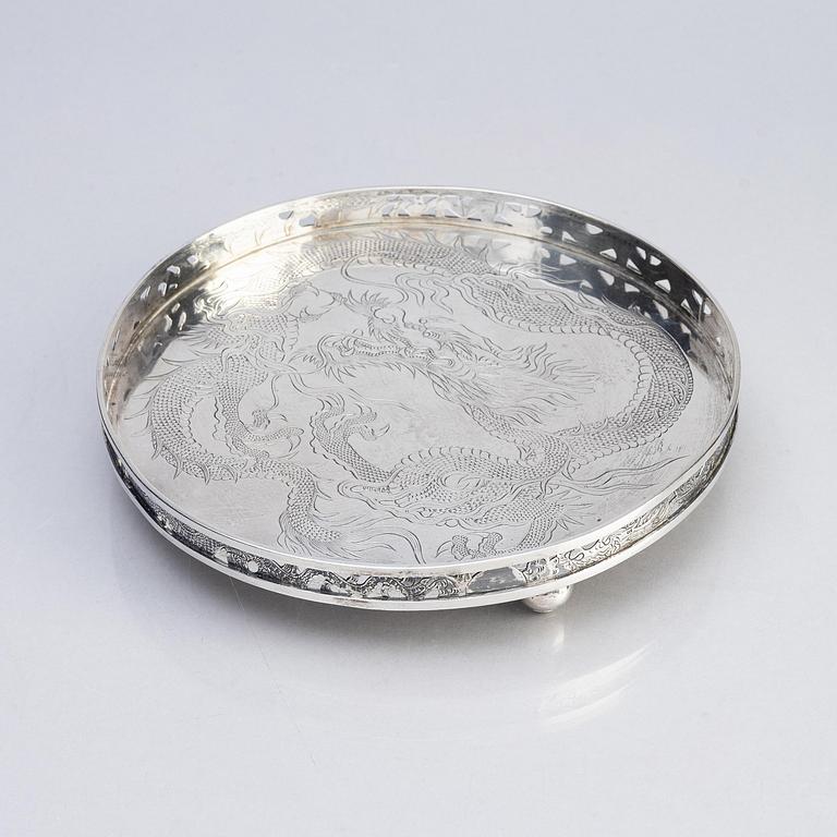 A Chinese Export silver tray with a dragon, early 20th century.