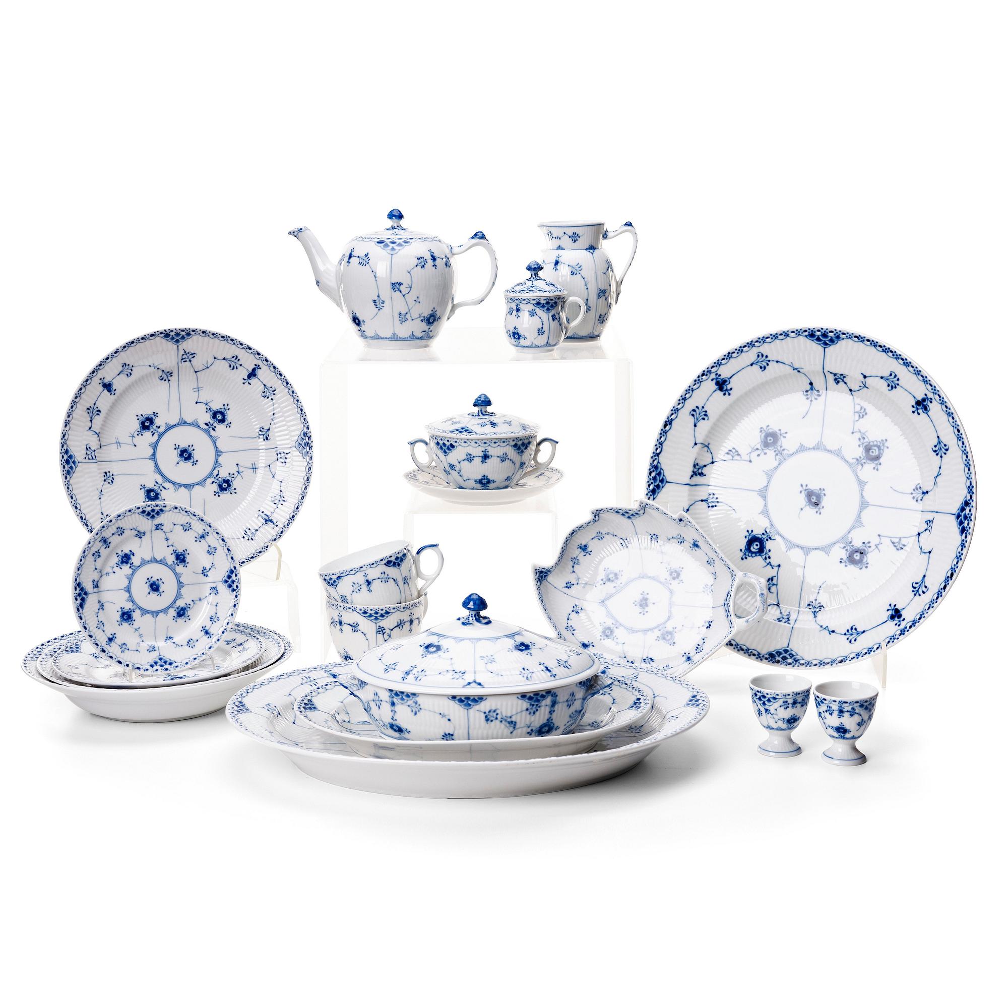 Royal Copenhagen, a 107 pieces 'Musselmalet' porcelain service, 20th century.