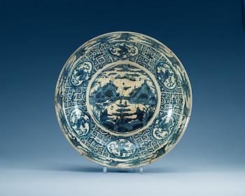 1535. A large blue and white Swatow charger, Ming dynasty, Wanli (1573-1619).