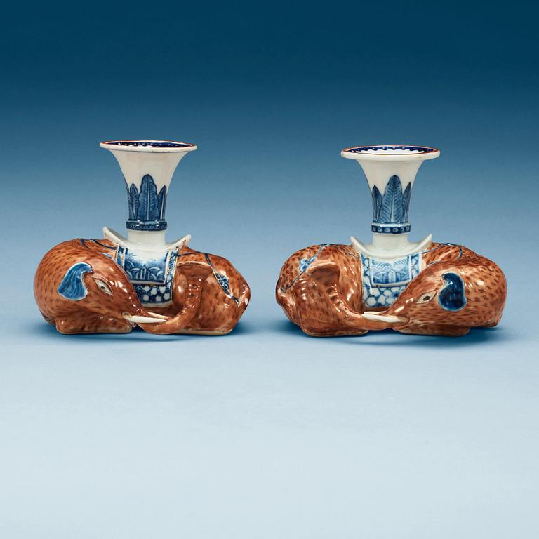 LJUSSTAKAR, ett par, kompaniporslin. Qing dynastin, Qianlong (1736-95).