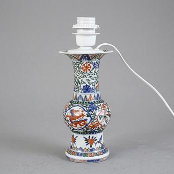BORDSLAMPA/VAS, porslin, Kina, 1900-tal.