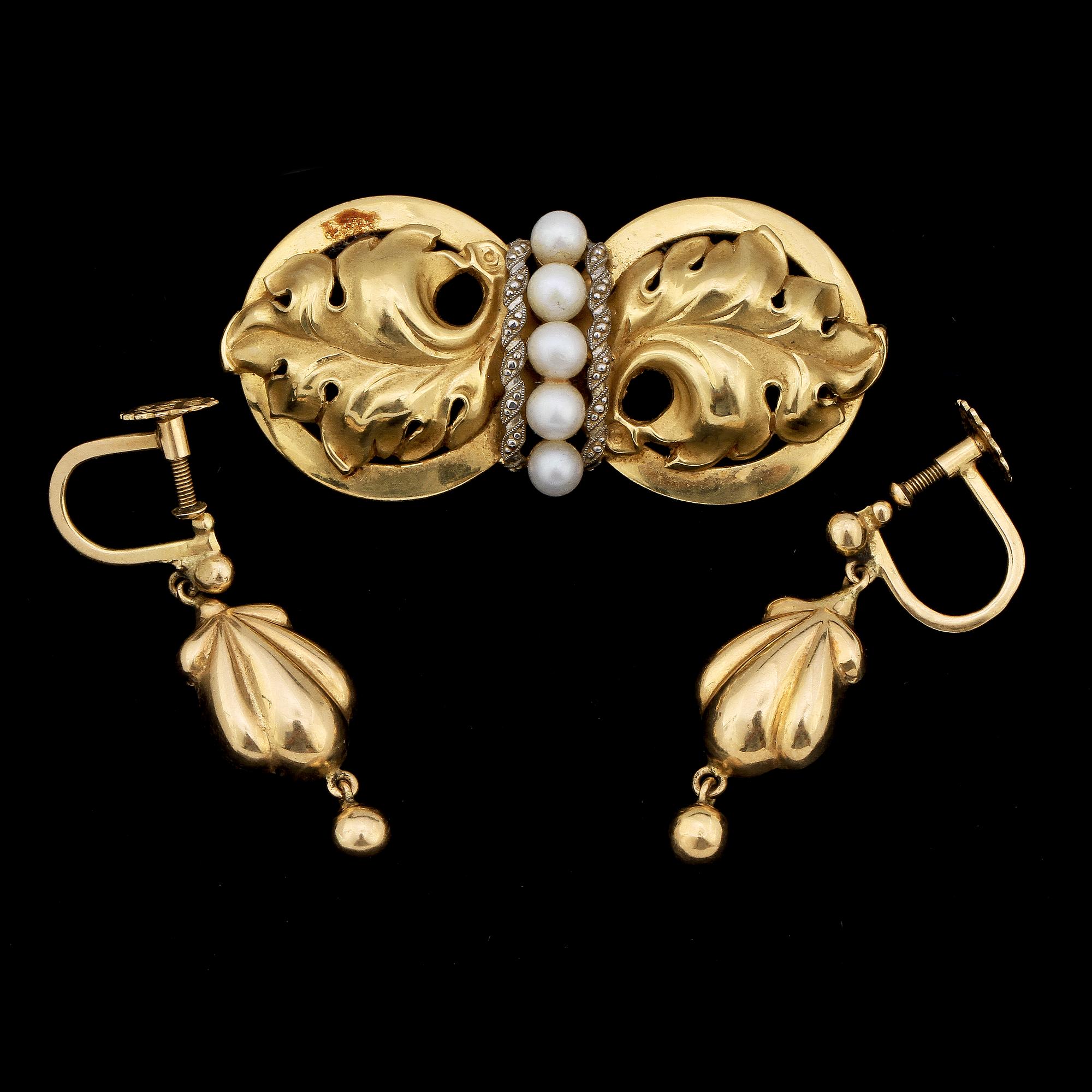 ÖRHÄNGEN samt BROSCH, 18k guld, 1900-tal. Vikt 9 g.