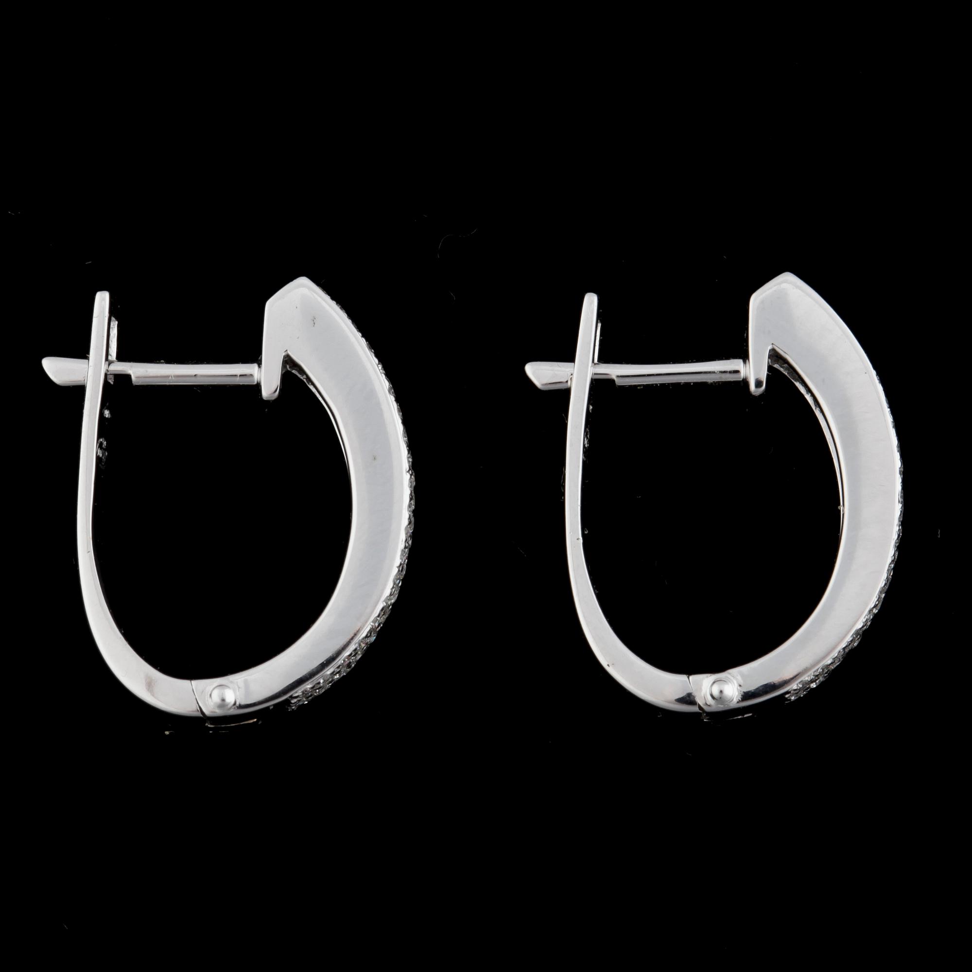 ÖRHÄNGEN, ett par ovala ringar, 18k vitguld, briljantslipade diamanter tot ca0,50ct. Vikt 5,3g.