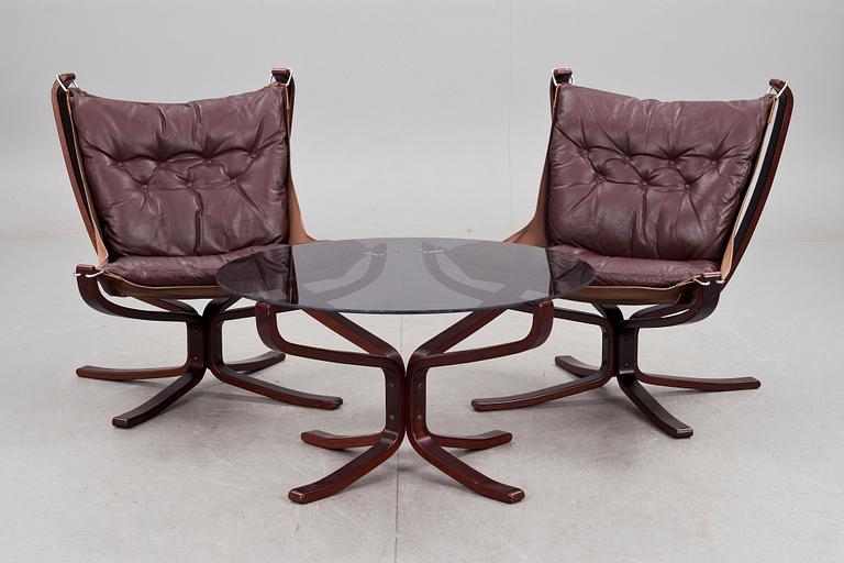 FÅTÖLJER, ett par och BORD, "Falcon chair", Sigurd Russel, Vatne möbler, Norge, 1970-tal.