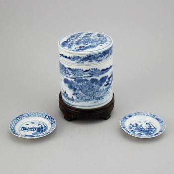 A blue and white jar with cover and two dishes, Qing dynasty, 18/19th Century.