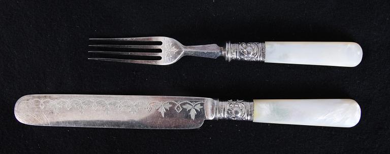 FISKBESTICK, 24 delar, vitmetall, silver och pärlemor, Henry Wigfull, Sheffield, England 1906.