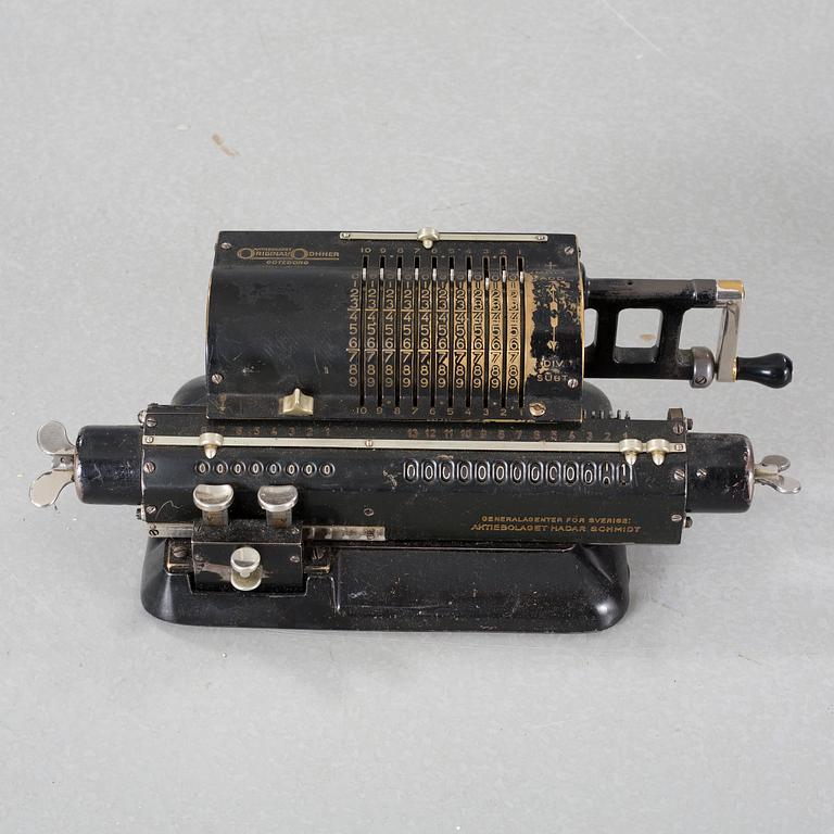 RÄKNEMASKINER, 2 st, Triumphator, Tyskland samt Original-Odhner, Göteborg, 1900-talets första hälft.