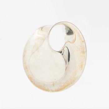 Vivianna Torun Bülow-Hübe, Hängsmycke/brosch, "Möbius", samt gummicollier, för Georg Jensen, Danmark.