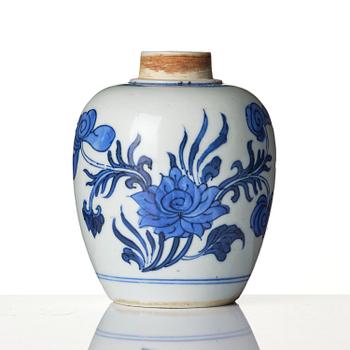 A blue and white dish and tea caddy, Tianqi/Chongzhen, mid 17th century.