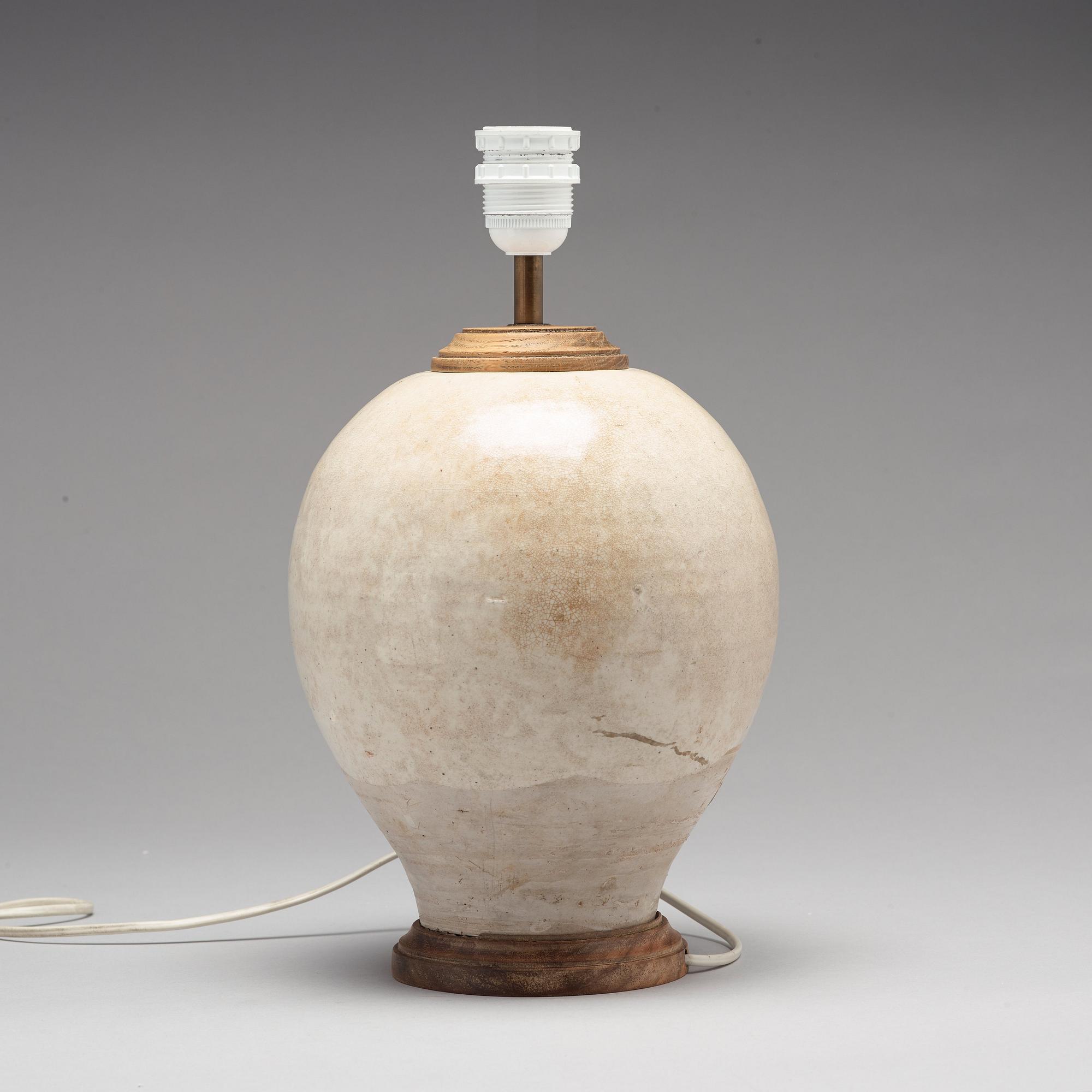 VAS, monterad som lampa. Kina, 1600-tal, eller äldre.