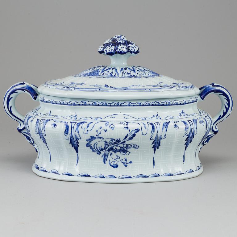 A Rörstrand tureen and dish, Jubilee, numbered 81/1800.