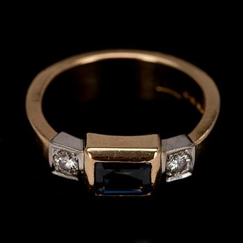 RING, guld 18K, trappslipad safir, 2 x ca 0,10 ct briljantslipade diamanter. Handgjort 1997. Vikt 11,4 g.