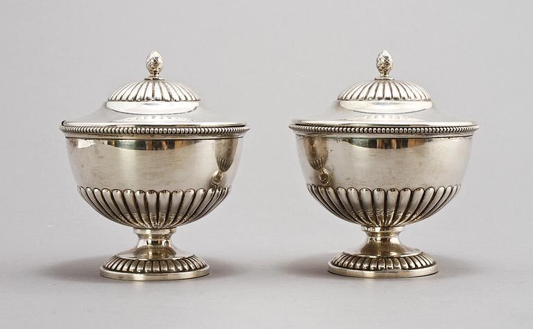 SOCKERSKÅLAR, ett par, silver, Stockholm, 1908. Vikt 523 g.