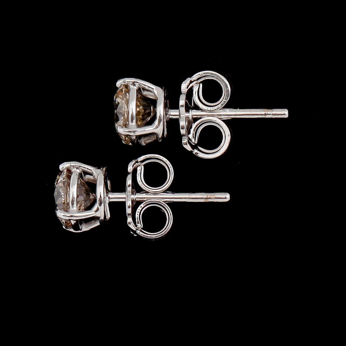 ÖRHÄNGEN, 1 par, 18 k vitguld, solitära briljantslipade diamanter tot ca 1.60 ct.
