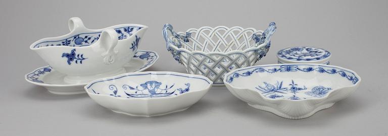 SERVISDELAR, 5 st, porslin, "Lökmönstret", Meissen 1900-tal.
