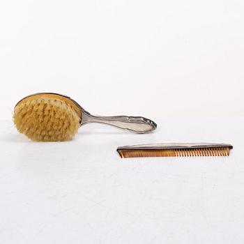 Skål, bägare, borste, kam, ett par saltkar samt 6 st fat, silver.