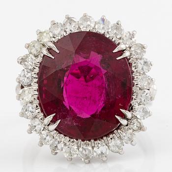 Ring, cocktail ring with rubellite (tourmaline) and octagon-cut diamonds.